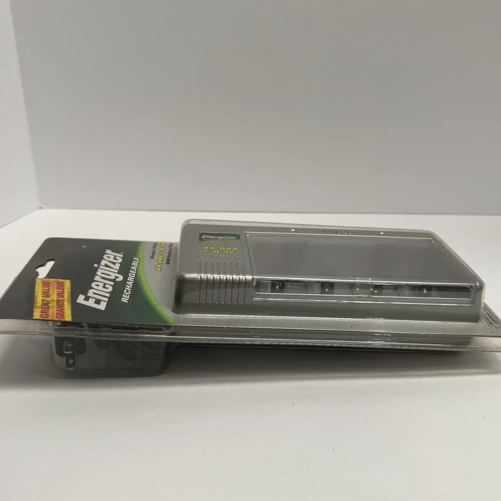 NEW Energizer Rechargeable Universal NiMH Battery Charger AAA, AA,‎ C, D & 9V